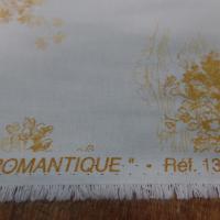 tissu Toile de Jouy blanc cassé satin coton motifs romantique jaune safran