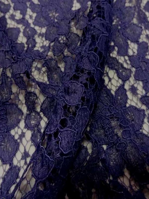 Tres belle dentelle guipure violette