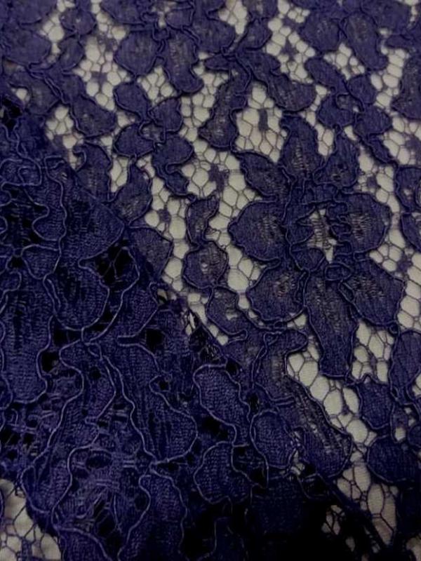Tres belle dentelle guipure violette