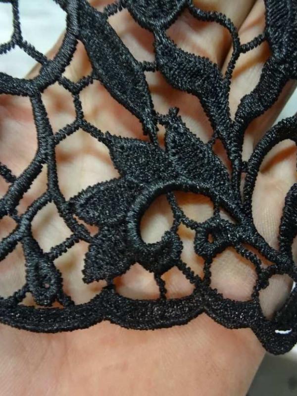Tres belle guipure noire