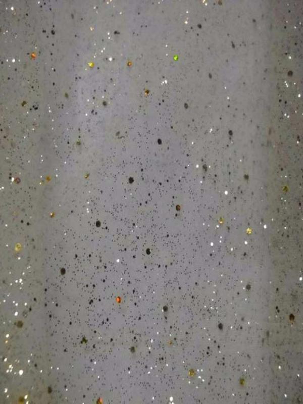 Tulle blanc casse a paillettes dore