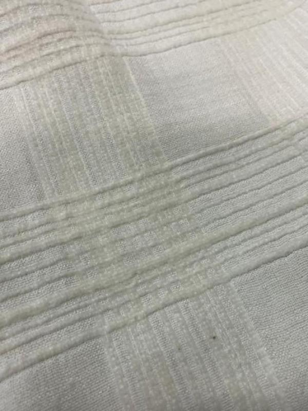 Velours souple faconne ecrue motifs carreaux