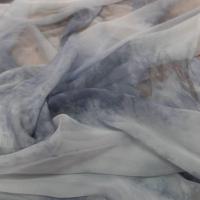 Vente de mousseline de soie gris clair imprime bleu marine