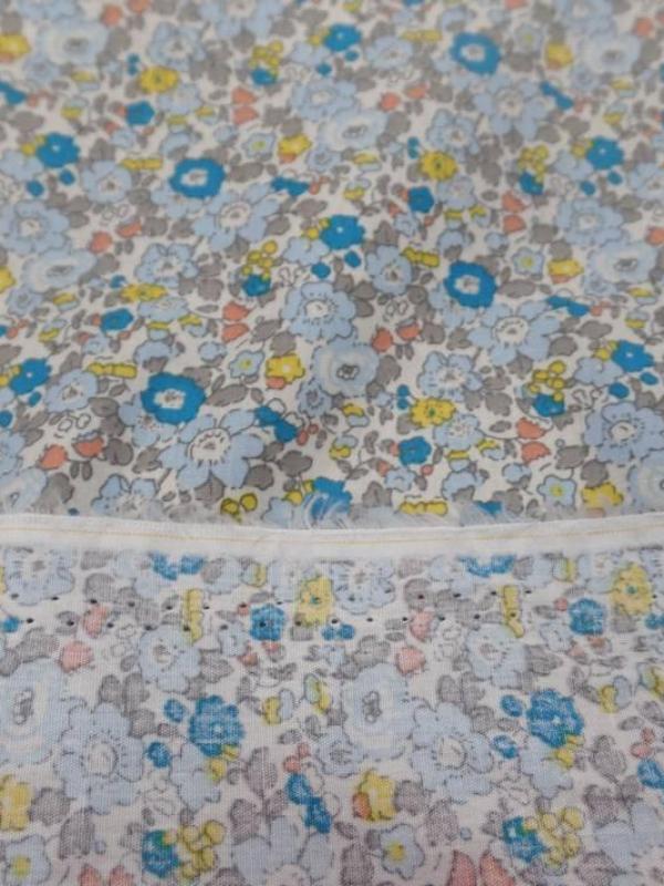 Coton popeline blanche imprime style liberty fleurs bleu jaune taupe