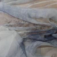 Vente de tissu mousseline de soie gris clair imprime bleu marine en ligne