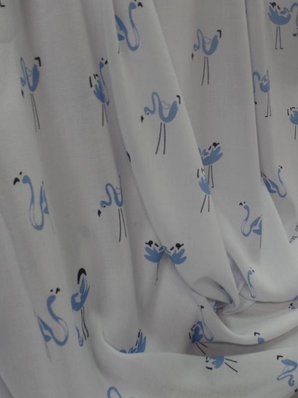 Viscose blanche fine imprime flamant rose ton bleu