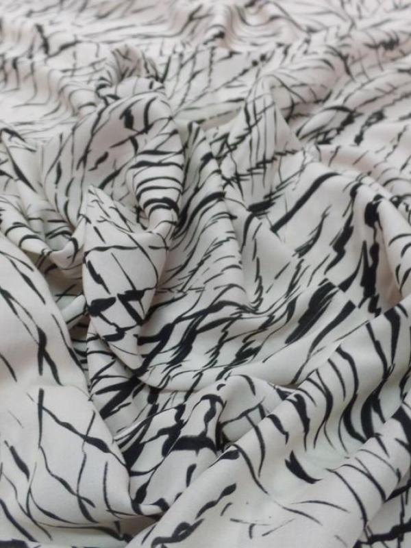 Viscose imprime blanc casse et noir en 1 45 m de large