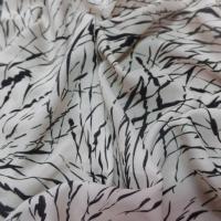 Viscose imprime blanc casse et noir en 1 45 m de large