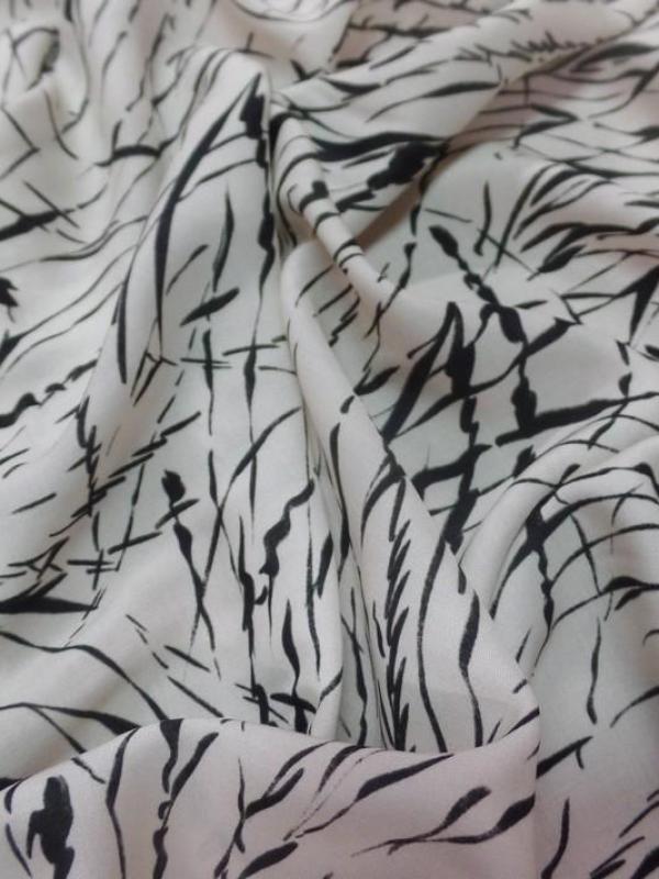 Viscose imprime blanc casse et noir en 1 45 m de large