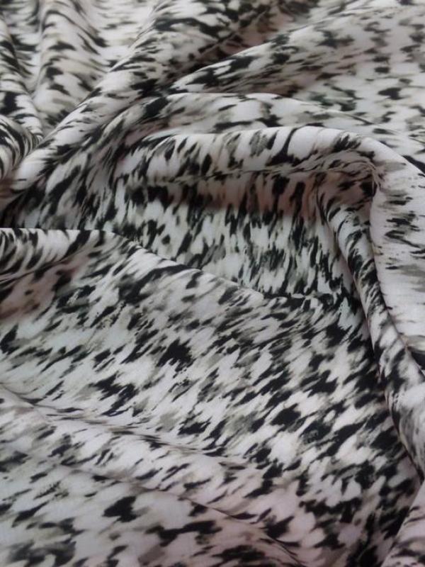 Viscose imprimé blanc cassé kaki et noir en 1 45 m de large 7