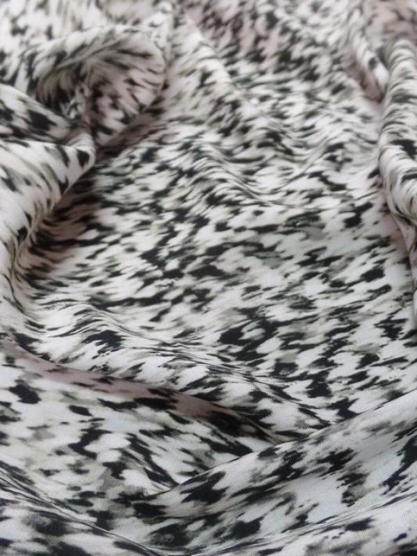 Viscose imprimé blanc cassé kaki et noir en 1 45 m de large 7