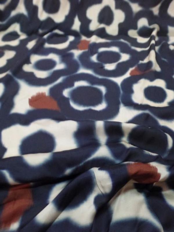 Viscose imprime grosse fleurs bleu nuit beige marron