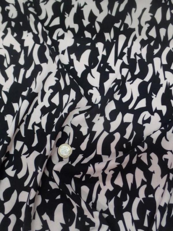 tissu Viscose imprimé motifs noir et blanc cassé