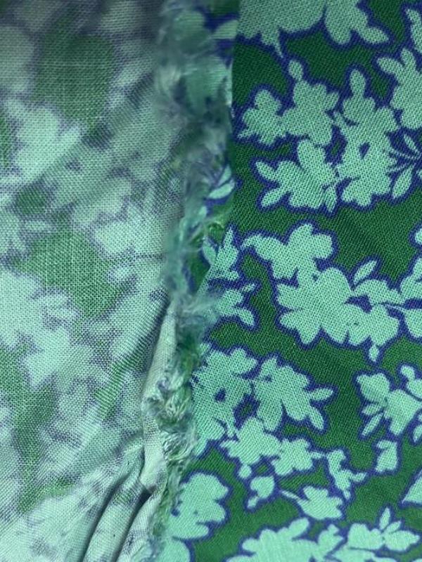 Viscose verte imprime petite fleurs bleu