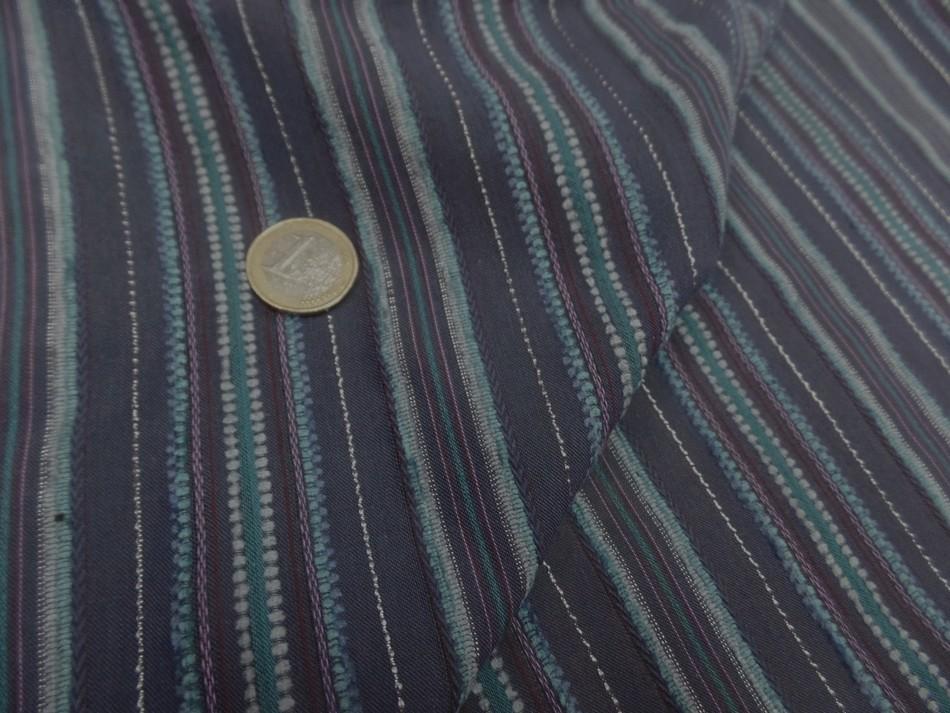 Voile de coton bleu nuit a rayures brodées dans la largeur