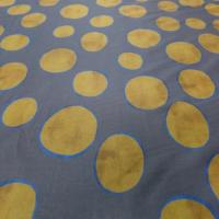 Voile de coton gris a gros pois safran