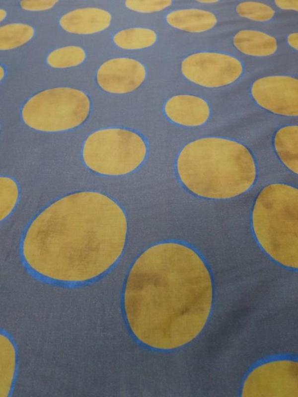 Voile de coton gris a gros pois safran