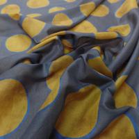 tissu Voile de coton gris a gros pois safran