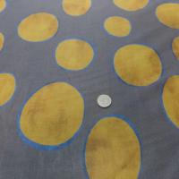 vente de tissu Voile de coton gris a gros pois safran