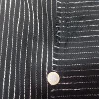Voile de coton noir façonné bandes blanches en ligne