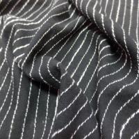 Voile de coton noir façonné bandes blanches pas cher