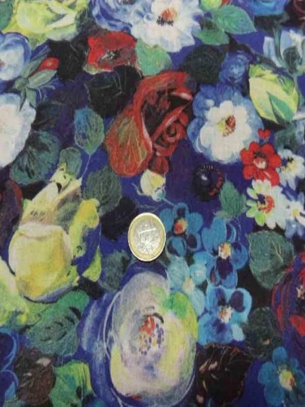 Voile de coton soie sur fond bleu imprimé fleurs