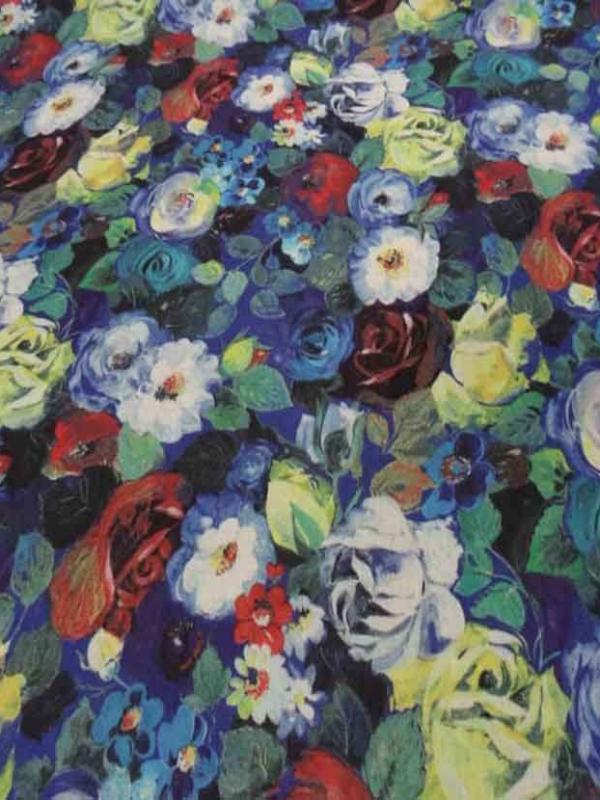 Voile de coton soie sur fond bleu imprimé fleurs