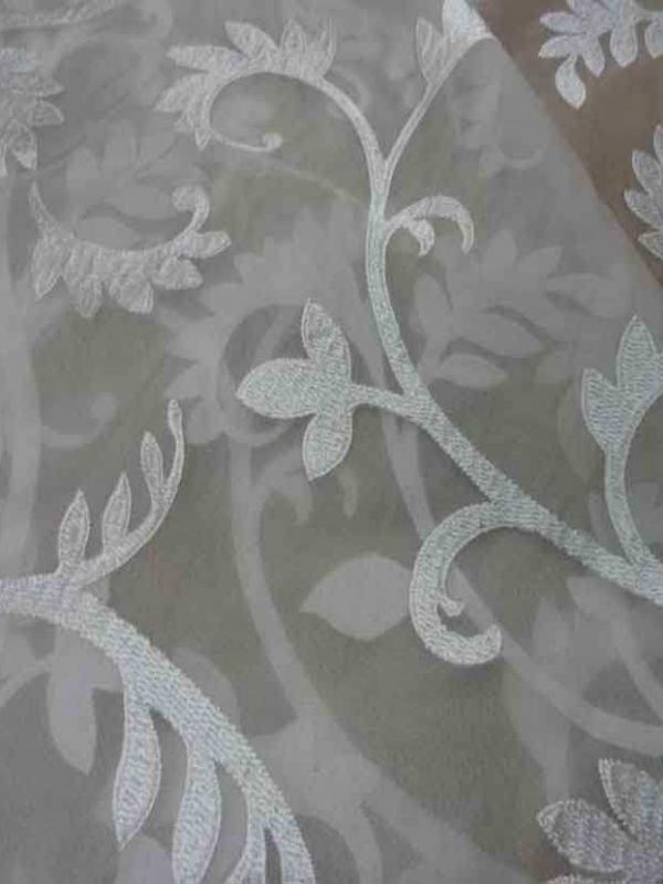 Voile de soie 100 ecrue a motifs brode blanc