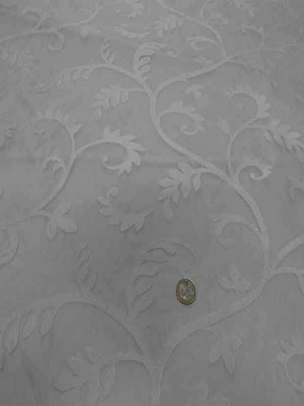 Voile de soie 100 ecrue a motifs brode blanc