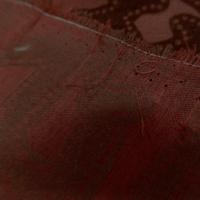 Voile de soie bordeaux a motifs dévorés aspect velours