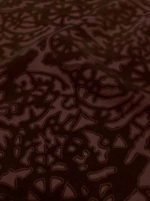 Voile de soie bordeaux a motifs dévorés aspect velours