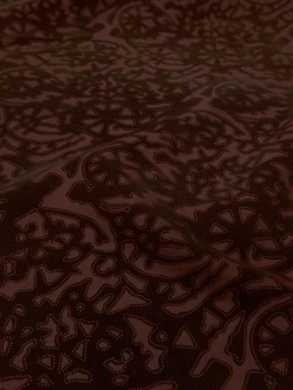 Voile de soie bordeaux a motifs dévorés aspect velours