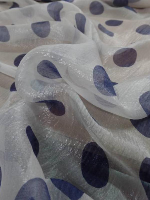 Voile de soie brillant blanc a pois bleu