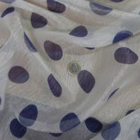 Voile de soie brillant blanc a pois bleu3