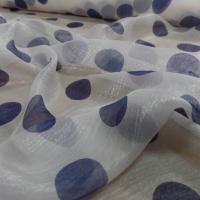 Voile de soie brillant blanc a pois bleu7