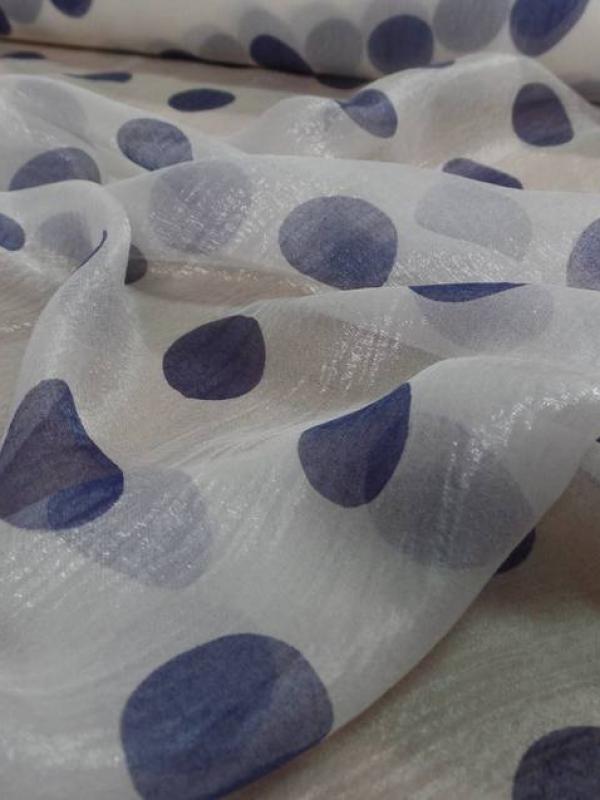 Voile de soie brillant blanc a pois bleu