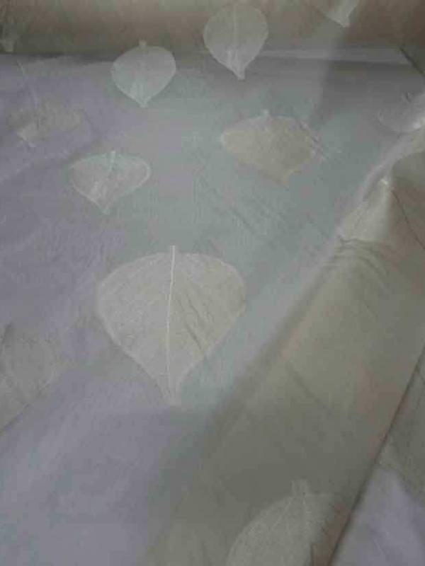 Voile de soie ecrue brode feuille de tilleul