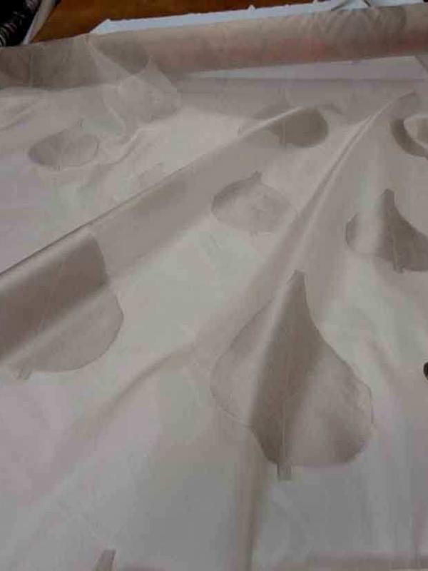 Voile de soie faconne beige clair