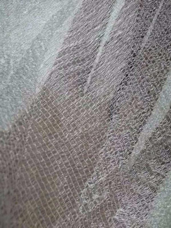 Voile de soie faconne froissee permanent feuillage blanc argent
