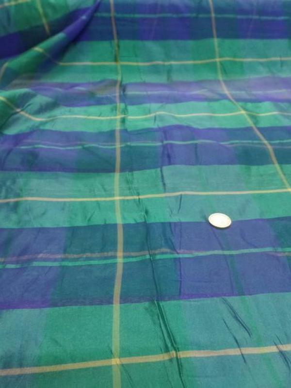 Voile de soie imprime madras vert et bleu