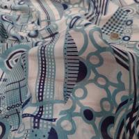 Voile de soie imprime retro ton blanc et bleu3