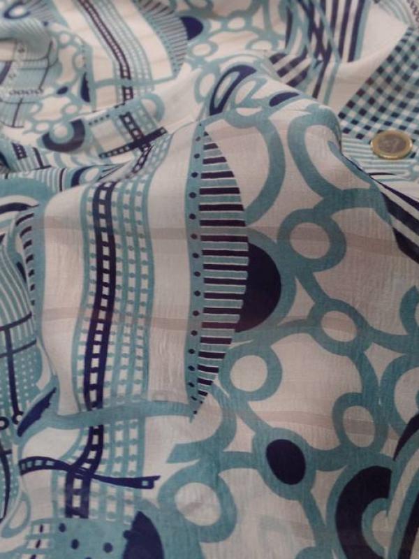 Voile de soie imprime retro ton blanc et bleu3
