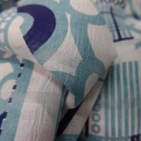 Voile de soie imprimé retro ton blanc et bleu