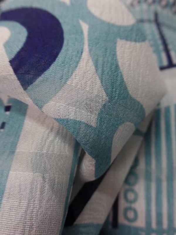 Voile de soie imprime retro ton blanc et bleu3