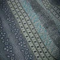 Voile en coton blanc casse imprime rayures ton bleu