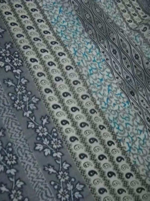 Voile en coton blanc casse imprime rayures ton bleu