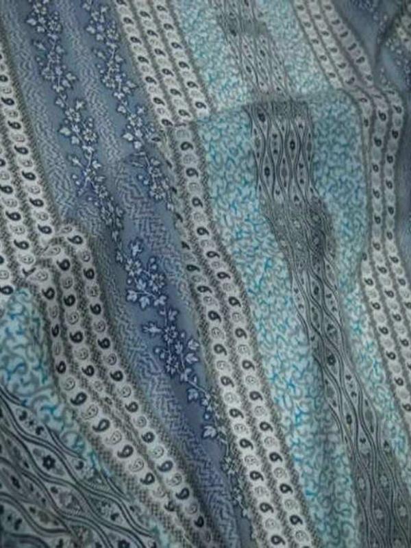 Voile en coton blanc casse imprime rayures ton bleu