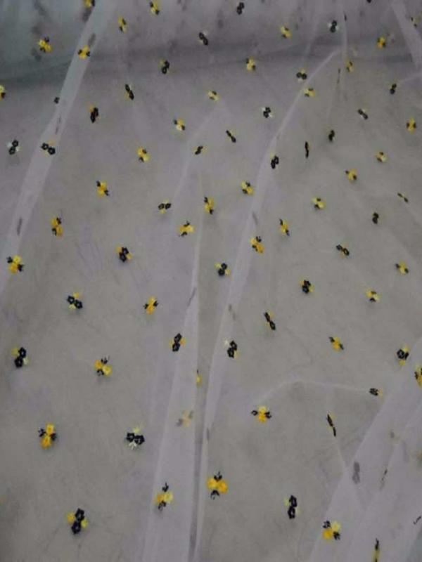 Voile jersey blanc a petites fleurs brodes