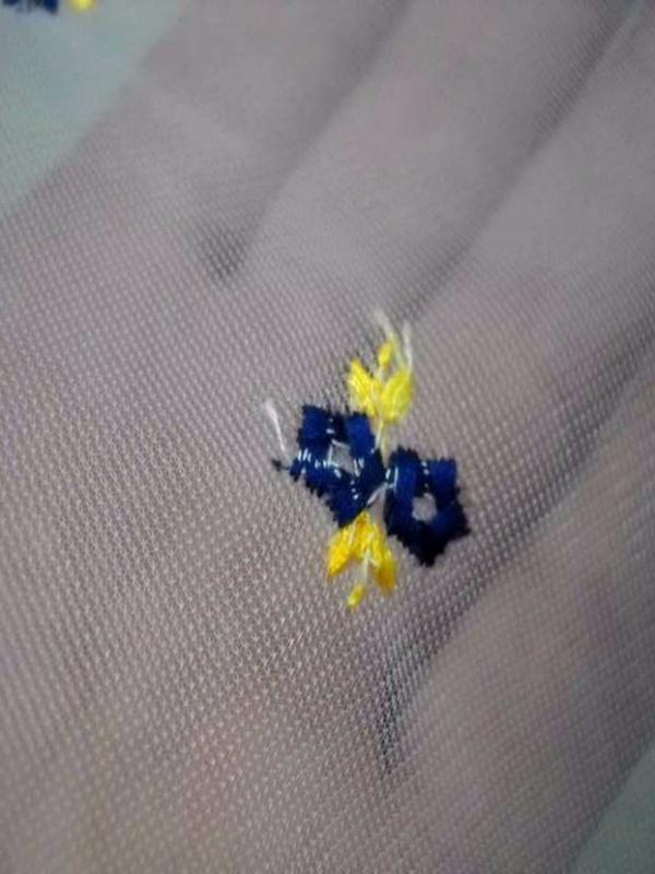 Voile jersey blanc a petites fleurs brodes