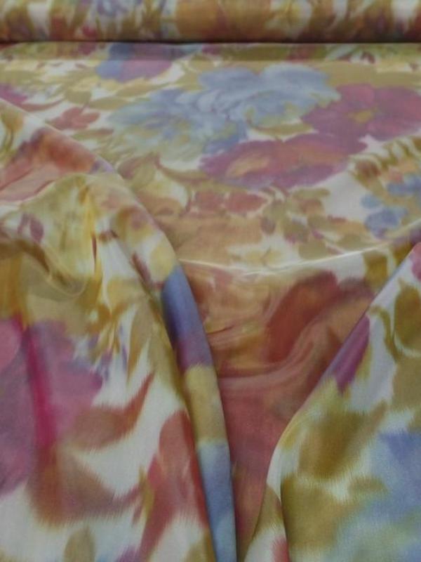Voile polyester soyeux imprime grosse fleurs ton de terre